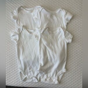Great Condition! Set of 4 Soft White Baby Onesies, 0-3 Months